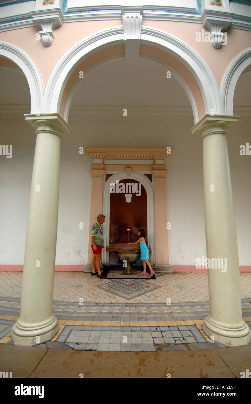 Evian, source de l'eau pour les sections locales pour collecter des eaux minérales d'Evian, Evian, Haute-Savoie, France Banque D'Images