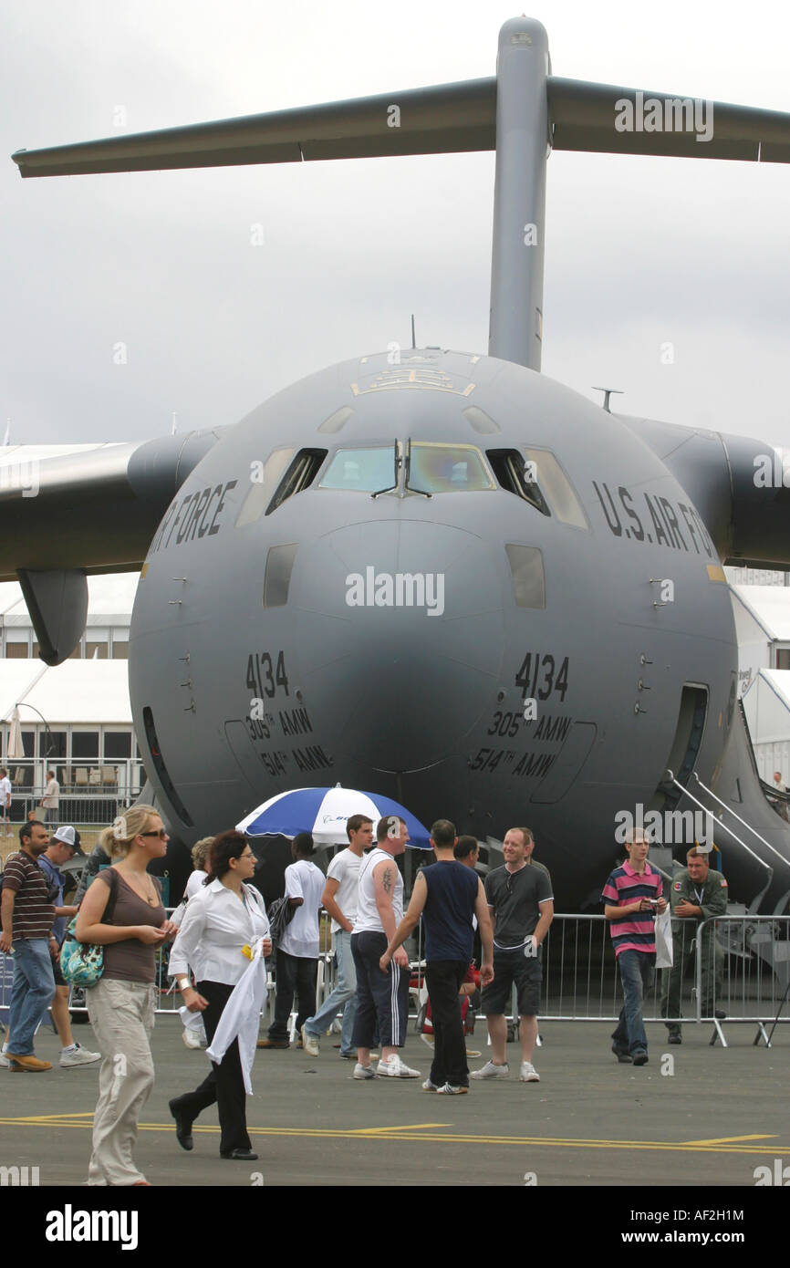 Boeing C-17 Globemaster III et des spectateurs à l'Airshow Banque D'Images