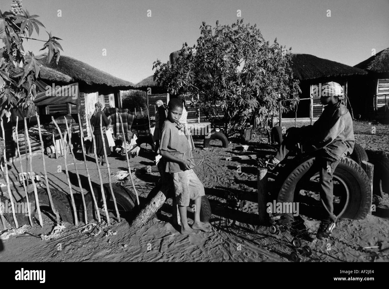 La vie sur terre ancestrale et dans les villages traditionnels pour Ju hoansi Bushmen en Namibie s Nyae Nyae Banque D'Images