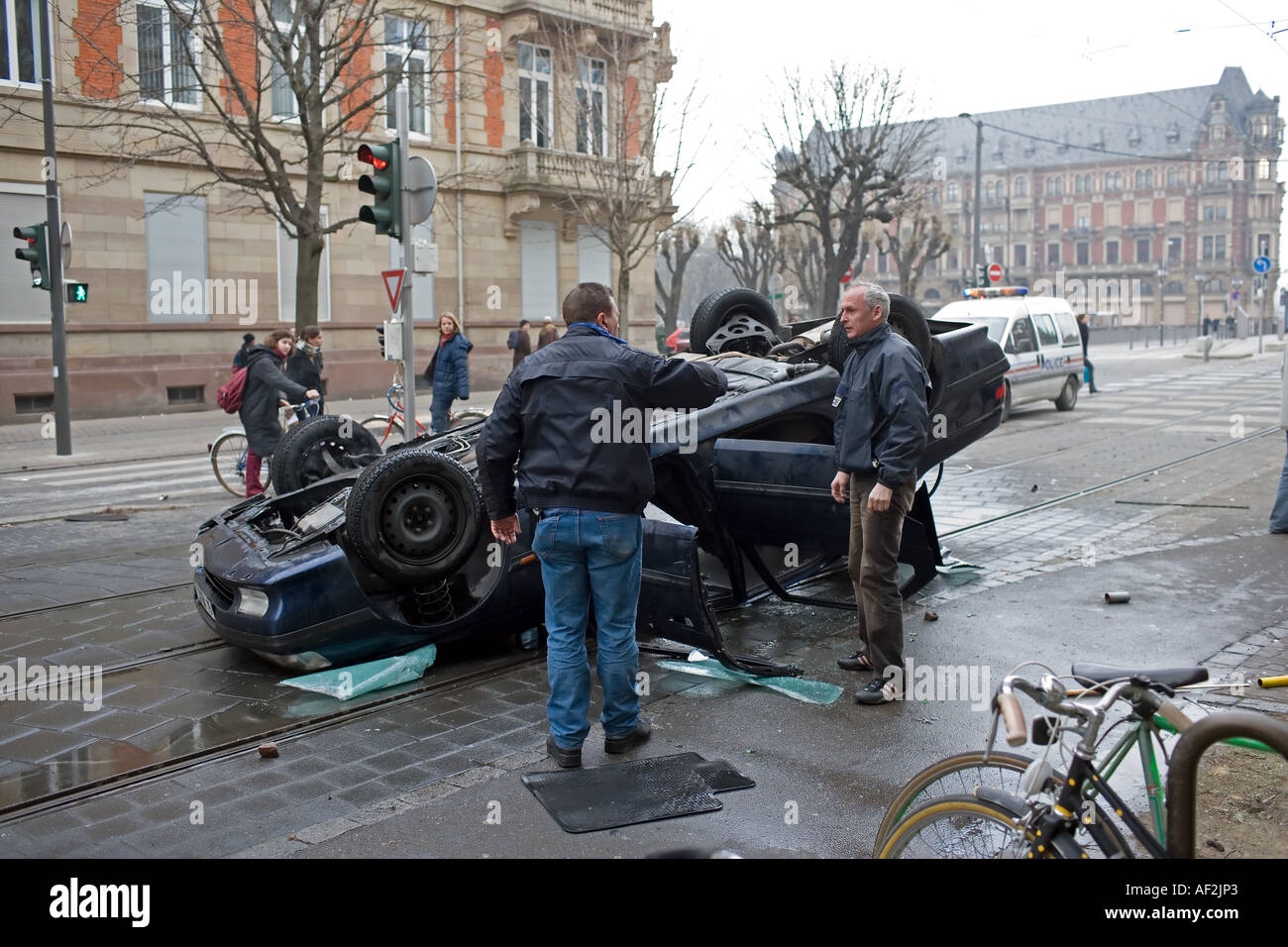 JANVIER 2006 la voiture a été retournée sur son toit TORCHÉ ET RENVERSÉE LORS DE LA MANIFESTATION DES TRAVAILLEURS DE QUAI MARS STRASBOURG ALSACE FRANCE Banque D'Images