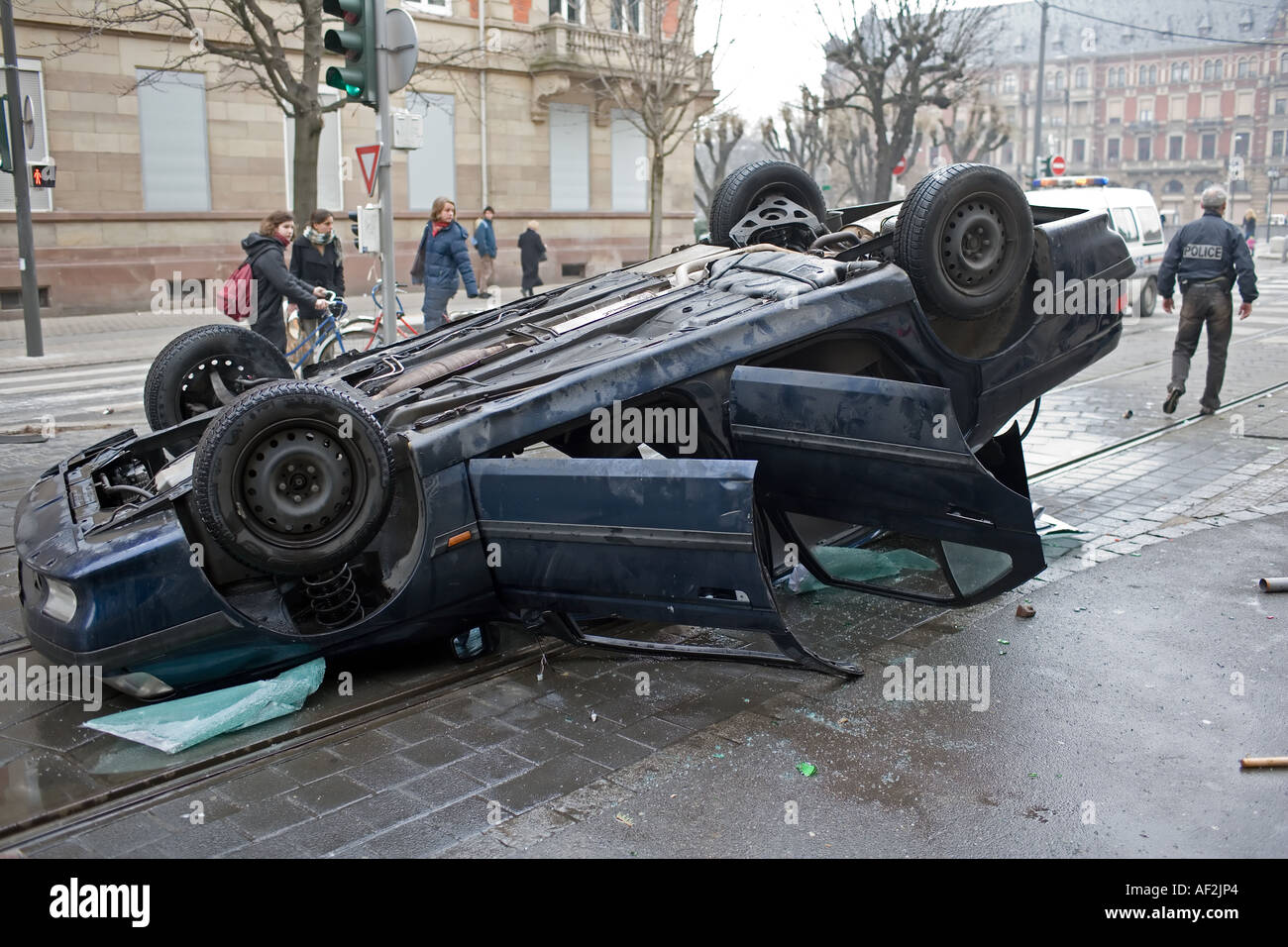 JANVIER 2006 voiture renversée sur son toit TORCHÉE ET VOITURE RENVERSÉE LORS DE LA MANIFESTATION DES EMPLOYÉS DE QUAI MARS STRASBOURG ALSACE FRANCE EUROPE Banque D'Images