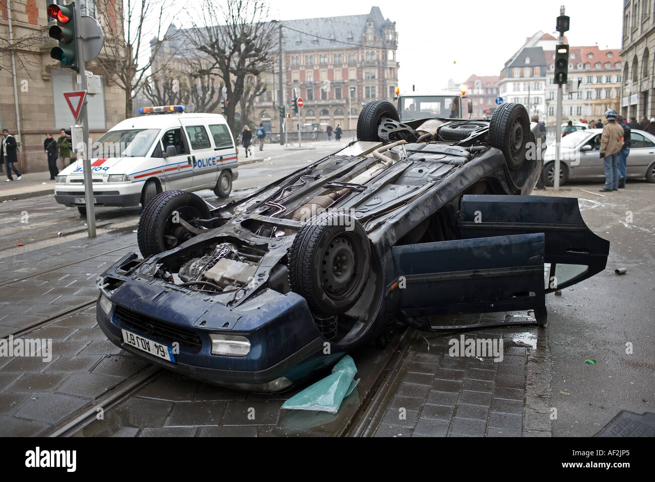 Janvier 2006 et incendié des voitures renversées AU COURS DE DOCKERS DE PROTESTATION STRASBOURG ALSACE FRANCE EUROPE Banque D'Images