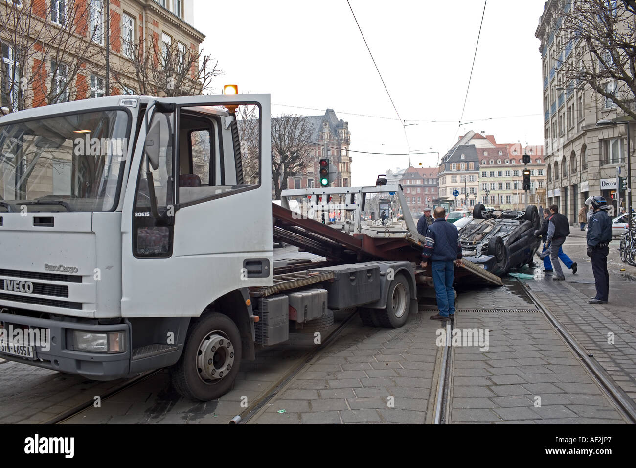 Janvier 2006, incendié et renversé EN VOITURE REMORQUÉE PENDANT LES QUAIS DE PROTESTATION STRASBOURG ALSACE FRANCE Banque D'Images