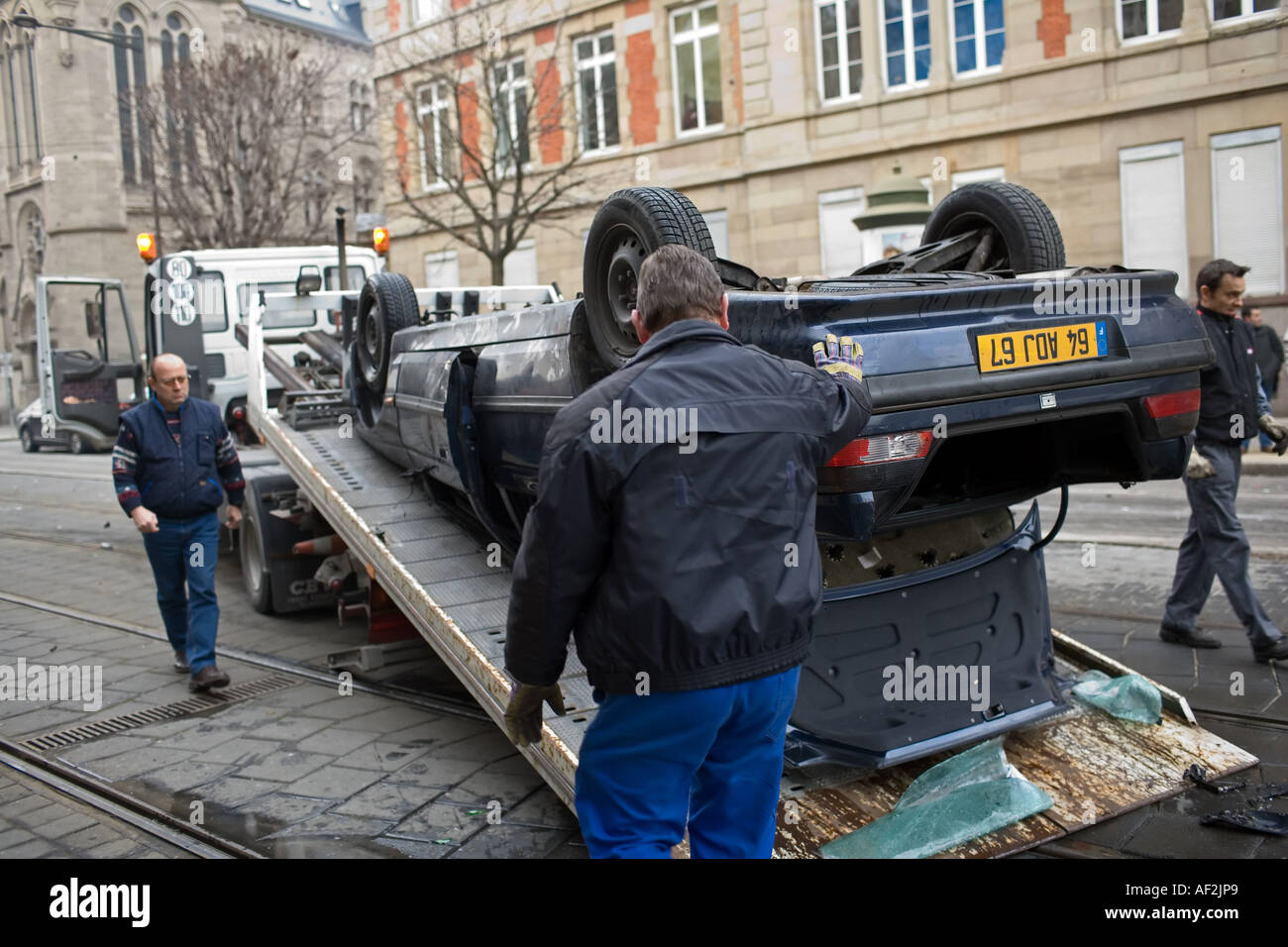 JANVIER 2006 A RENVERSÉ LA VOITURE REMORQUÉE SUR UN CAMION LORS DE LA MANIFESTATION DES TRAVAILLEURS DU QUAI EN MARS STRASBOURG ALSACE FRANCE EUROPE Banque D'Images