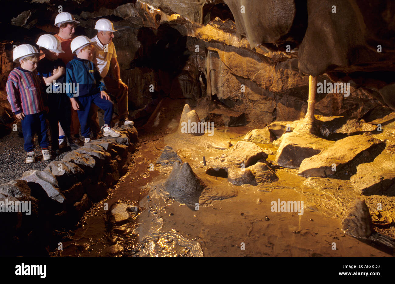 Une famille voir les châteaux à Stump Cross Caverns show caves North Yorkshire Banque D'Images