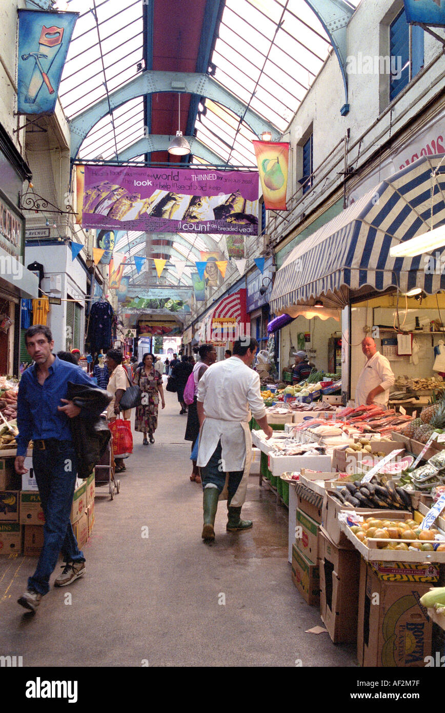 Marché couvert de Brixton, dans le sud de Londres caraïbes vente de fruits et légumes exotiques. Banque D'Images