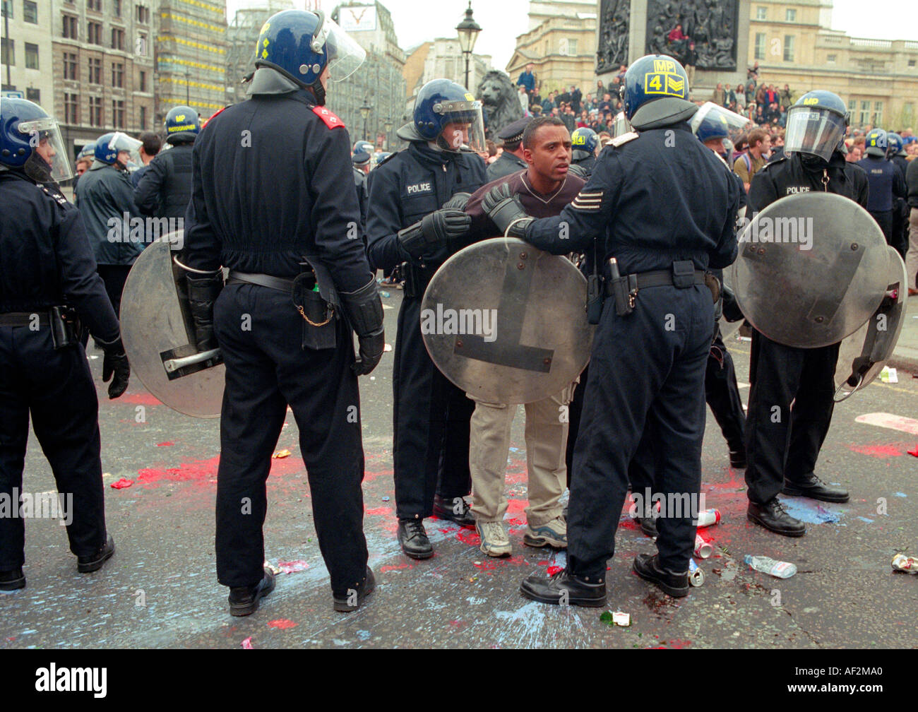 Jeune homme à l'arrêt Police manifestation du Mayday dans le centre de Londres Banque D'Images