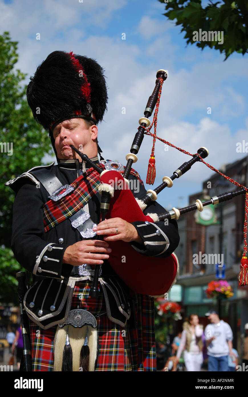 Joueur de cornemuse écossais jouant dans High Street, Staines-upon-Thames, Middlesex, England, United Kingdom Banque D'Images