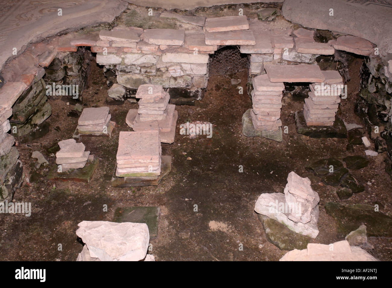 Hypocauste système de chauffage central romain sous sol de mosaïque à Bignor Roman Villa, West Sussex, UK Banque D'Images