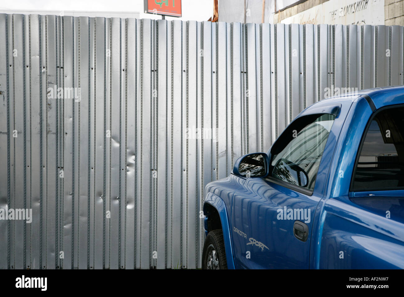 Camionnette bleue personnalisée garée dans la zone industrielle Banque D'Images