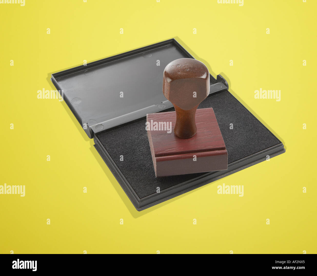 Fusée rouge stock tampon de caoutchouc et le patin sur un fond de couleur avec clipping path Banque D'Images