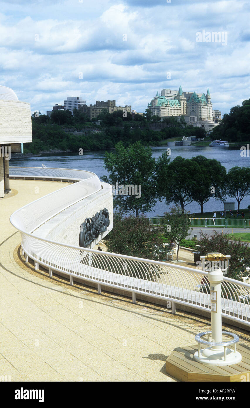 Distingtive tourelles et toit vert de l'Hôtel Fairmont Château Laurier, hôtel de luxe vue de l'autre côté de la rivière des Outaouais, Ottawa,Canada Banque D'Images