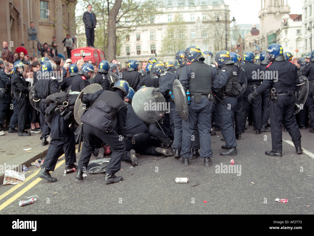 La police anti-émeute a appelé à Trafalgar Square lors de l'appel Mayday 2000 protestation qui s'est désintégré en émeutes. Banque D'Images