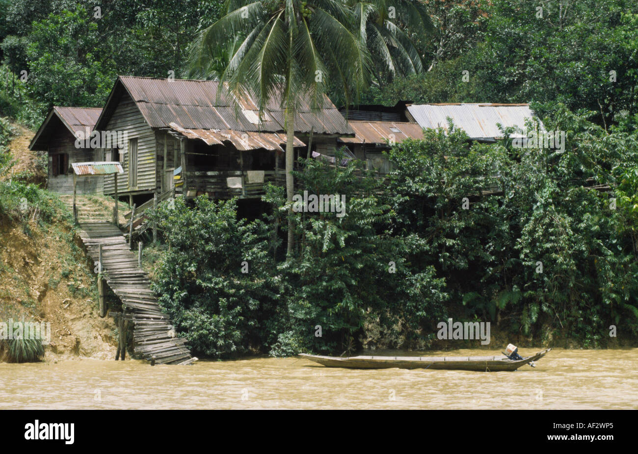 Maison de village traditionnelle le long de la rivière Rejang Borneo Sarawak Malaisie orientale Banque D'Images