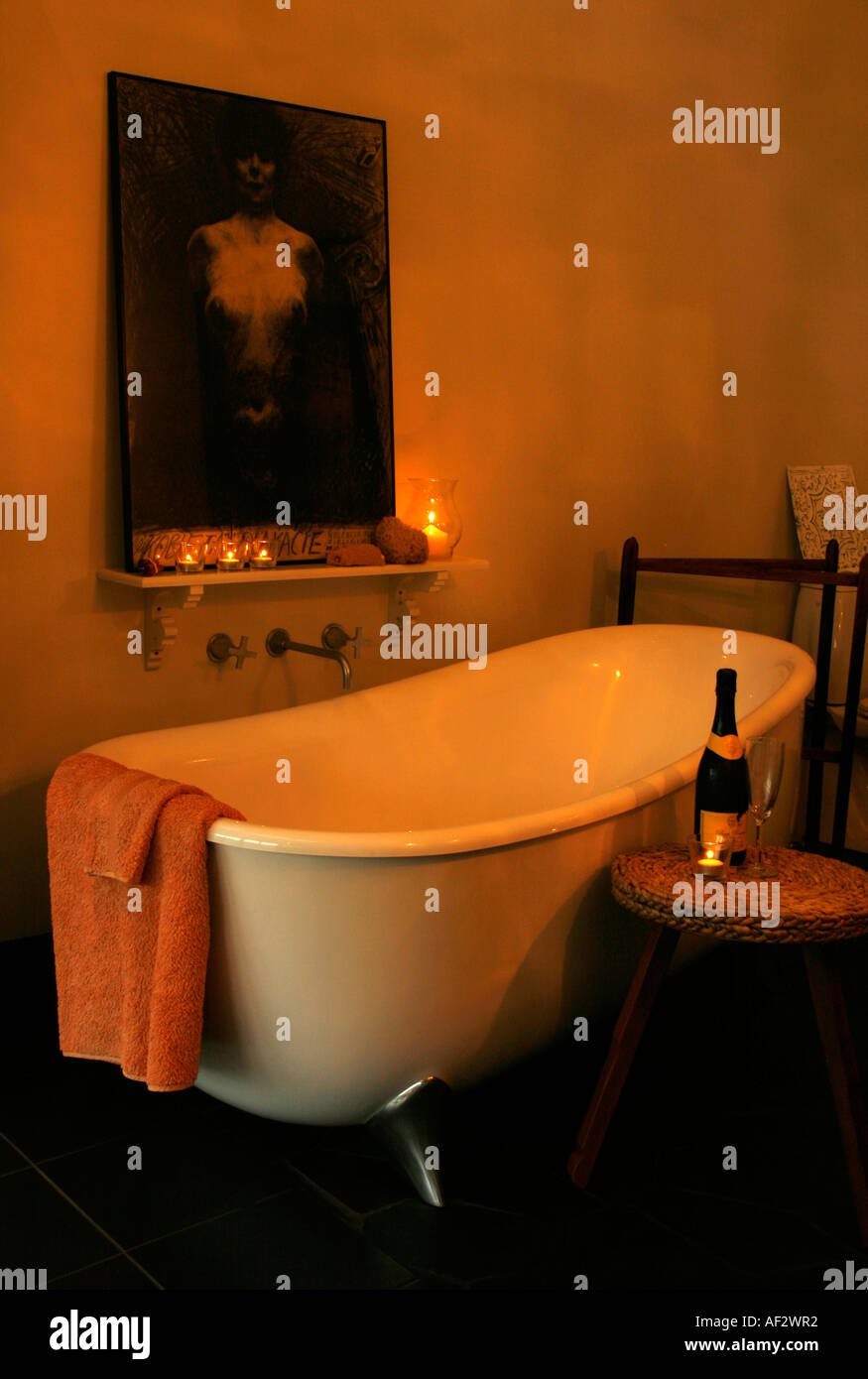 Salle de bains romantique éclairée par des bougies Banque D'Images