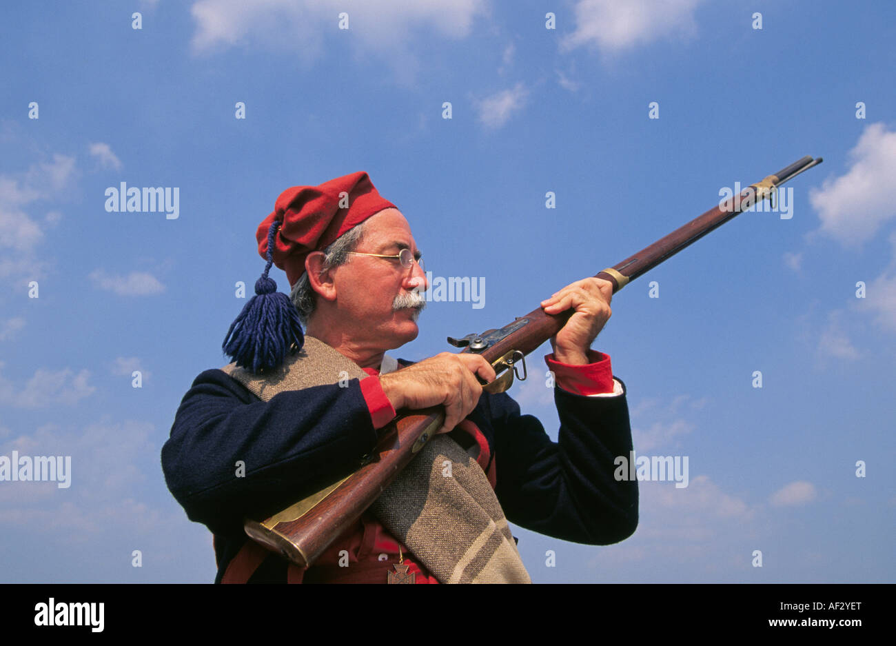 Un reenactor habille en Confederate Civil War soldier avec mousquet, Biloxi, Mississippi. Banque D'Images