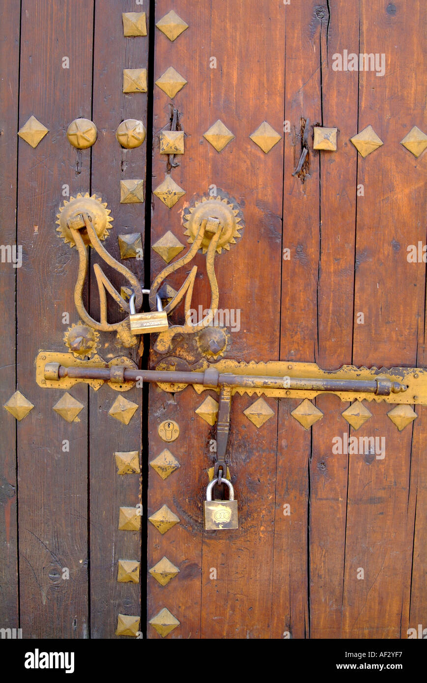 Ornement en bois avec porte cadenas laiton vis et Marrakech au Maroc Photo  Stock - Alamy