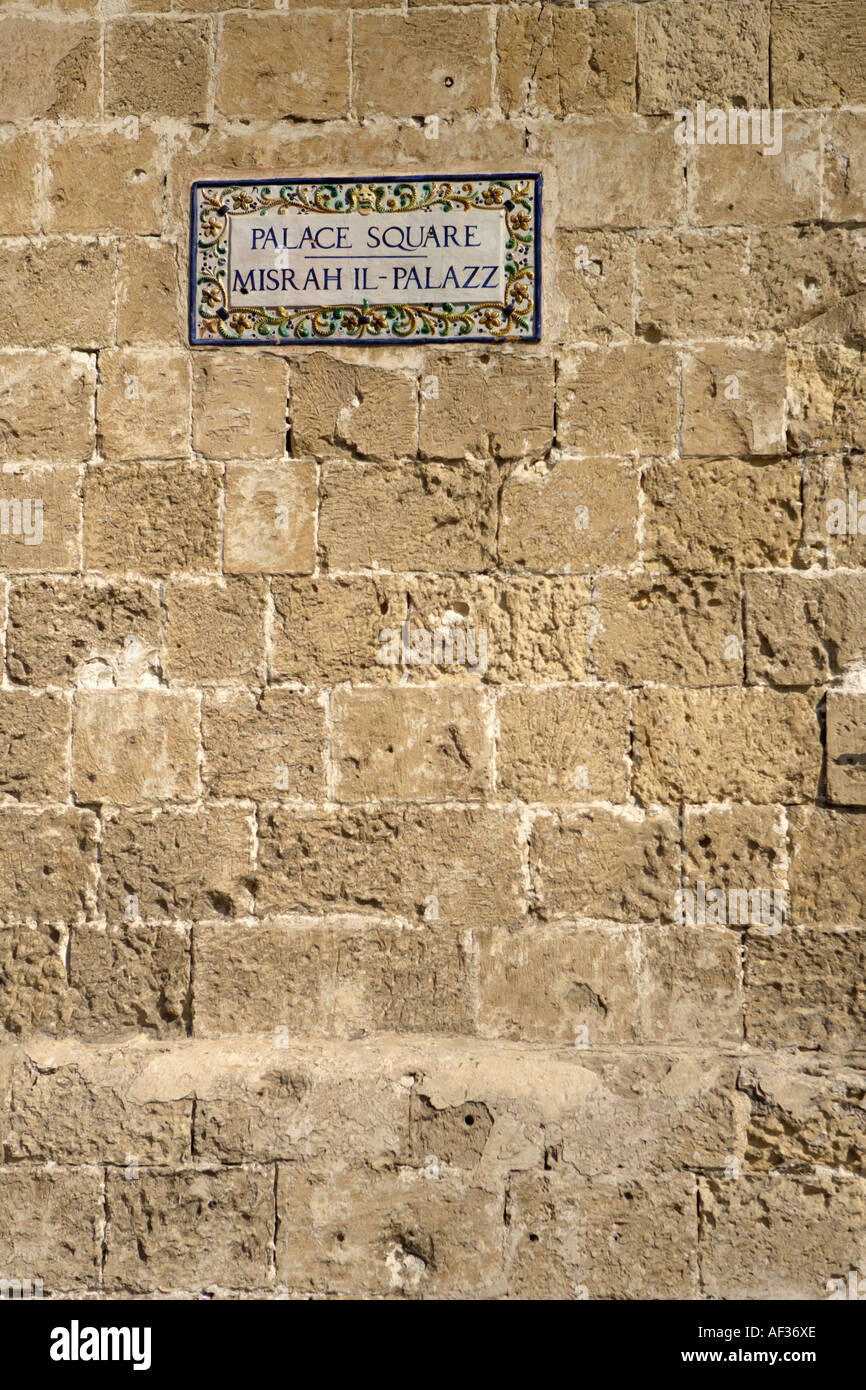 Le nom de la rue sur le mur, le Grand Master's Palace, La Valette, Malte. Banque D'Images