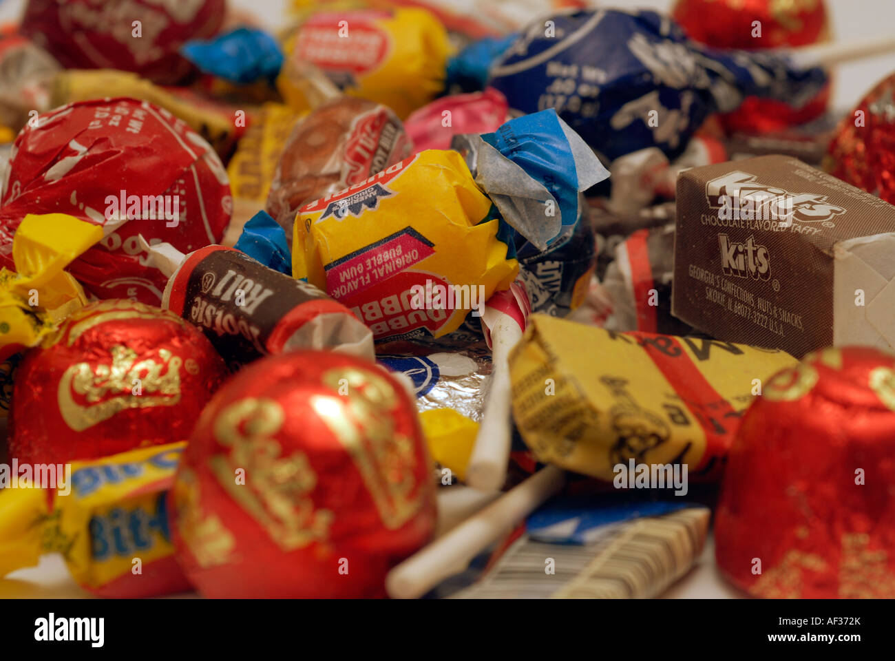 Un assortiment de bonbons emballés individuellement au service unique Banque D'Images