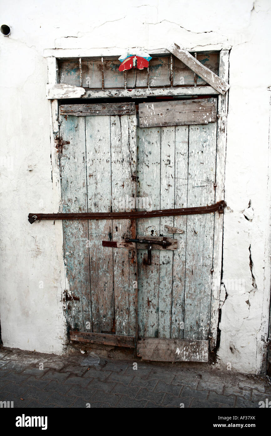 Porte colorée dans la médina d'Azemmour au Maroc près d'El Jadida Banque D'Images