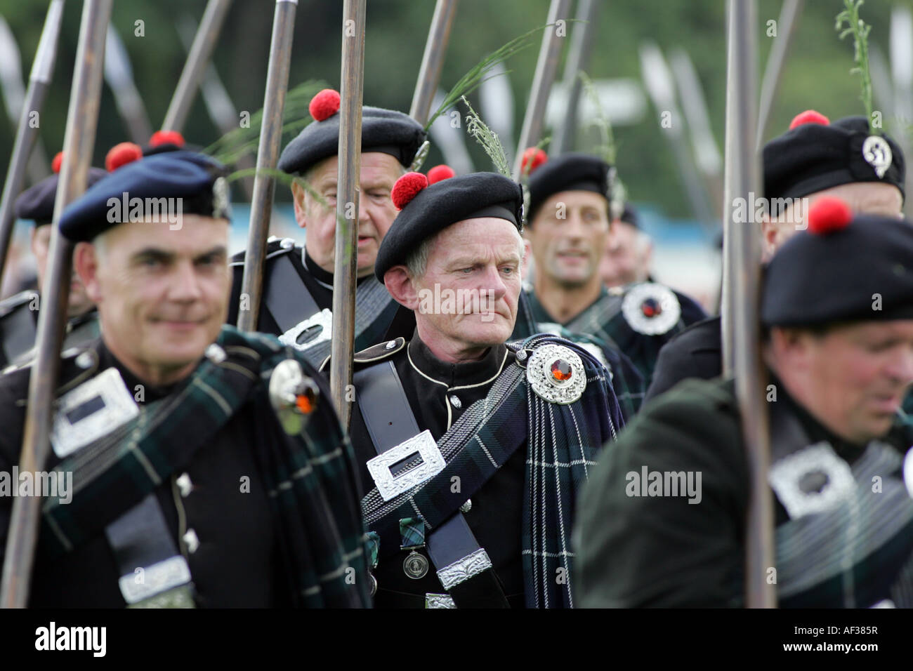 Les hommes de la Lonach Highlanders marche vers la Lonach Gathering à Strathdon, Aberdeenshire, Scotland, UK Banque D'Images