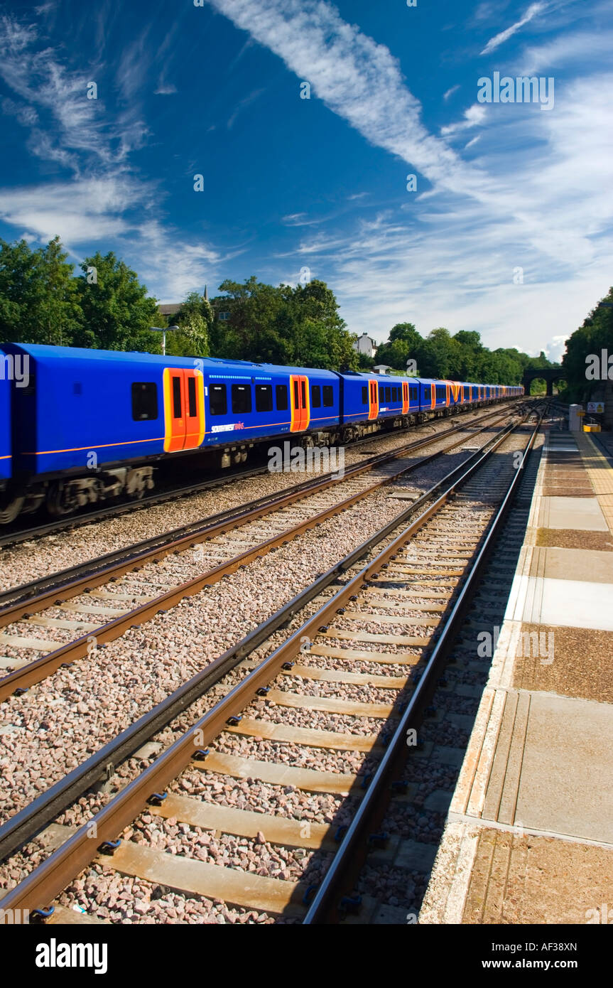 La South West Train dans la gare de Surbiton dans Surrey England UK Banque D'Images