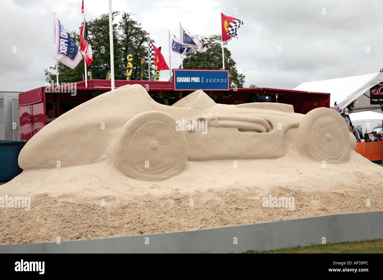 Taille de la vie de sculptures de sable à la voiture de course historiques Goodwood Festival of Speed, en Angleterre. Banque D'Images