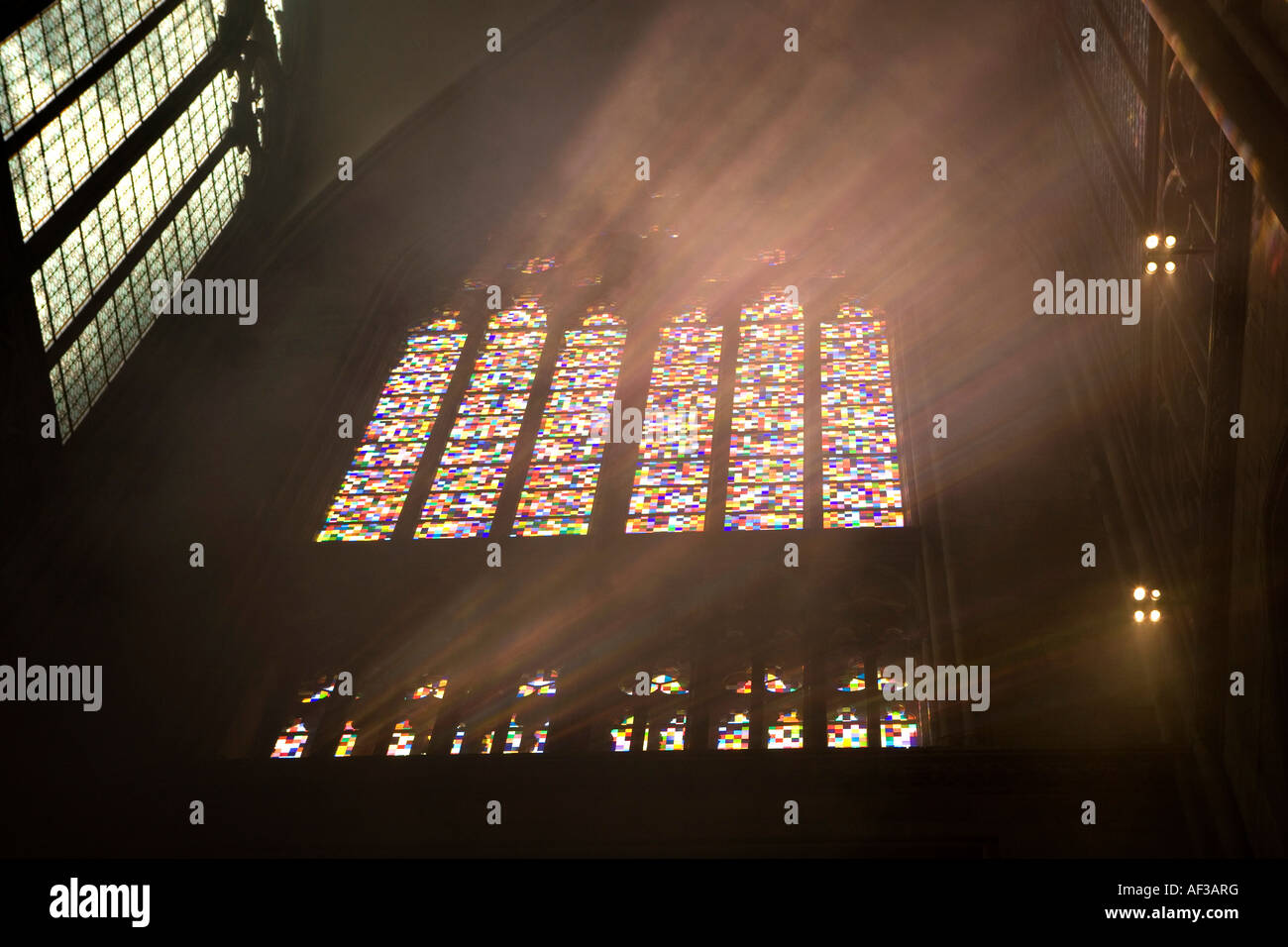 Allemagne, Cologne, dans une nouvelle fenêtre dans la cathédrale de Cologne qui a été décoré par le célèbre artiste allemand Gerhard Richter Banque D'Images