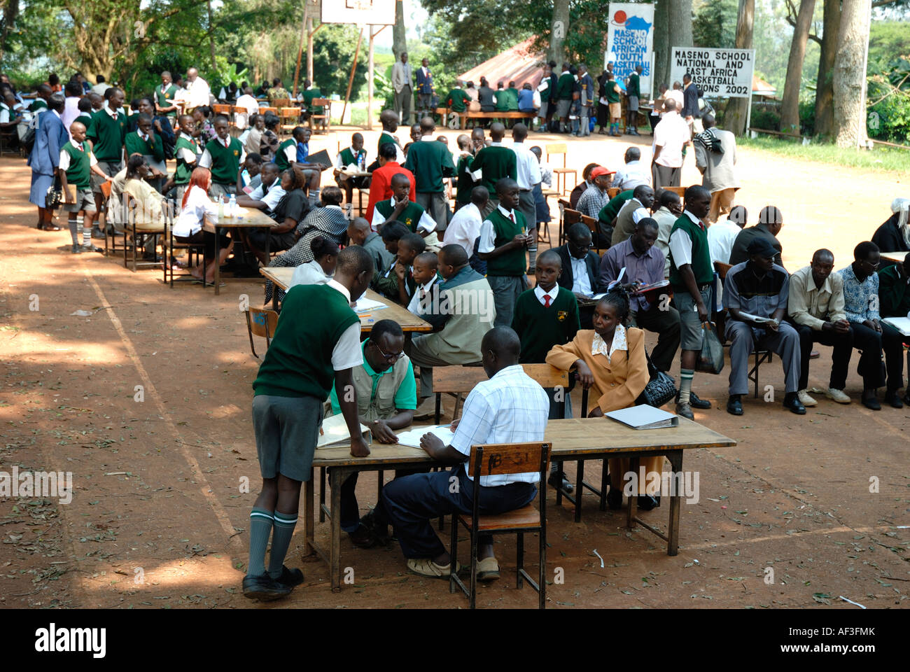 Réunion de parents membres du personnel pour discuter des progrès de leurs fils à l'École de l'Afrique de l'Est Kenya Maseno Banque D'Images