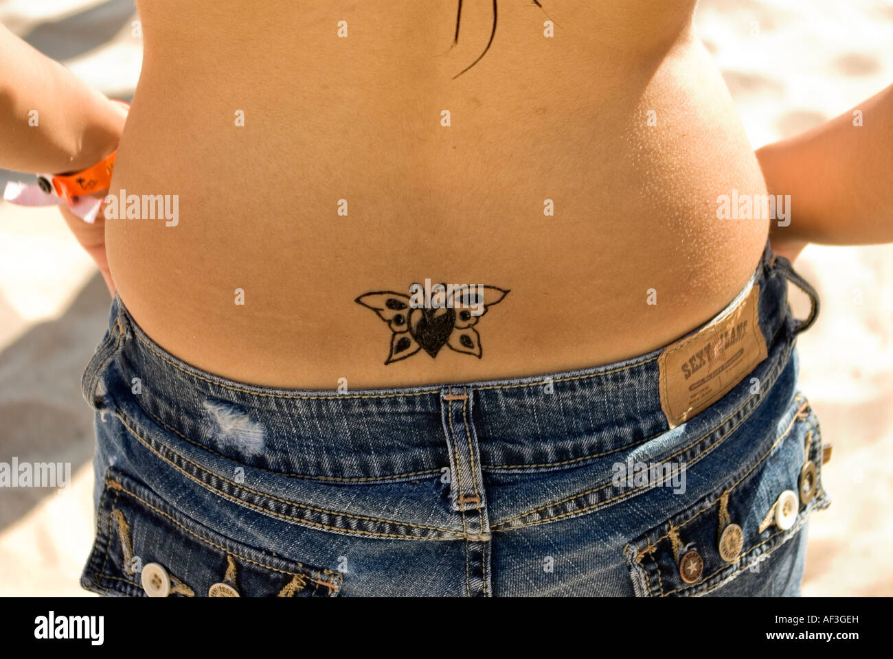 Tatouage Peint Bleu Papillon Dos Dos Base Jean Plage Bikini
