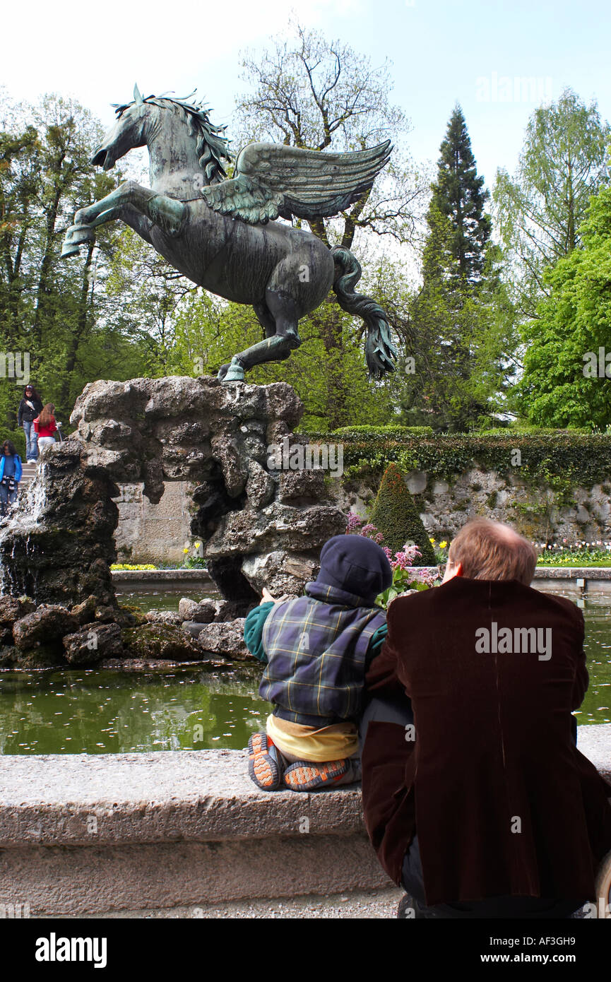 Jardin Mirabell à Salzbourg en Autriche. Son père montre l'enfant sculpture Pegasus Banque D'Images