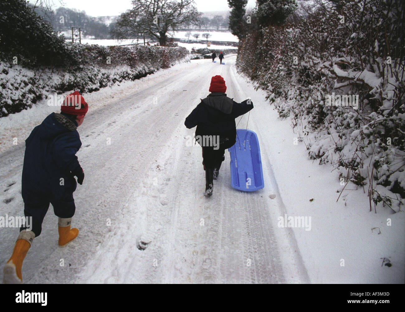 Enfants hors de jouer dans la neige à Dartmoor Devon UK *USAGE ÉDITORIAL SEULEMENT* Banque D'Images