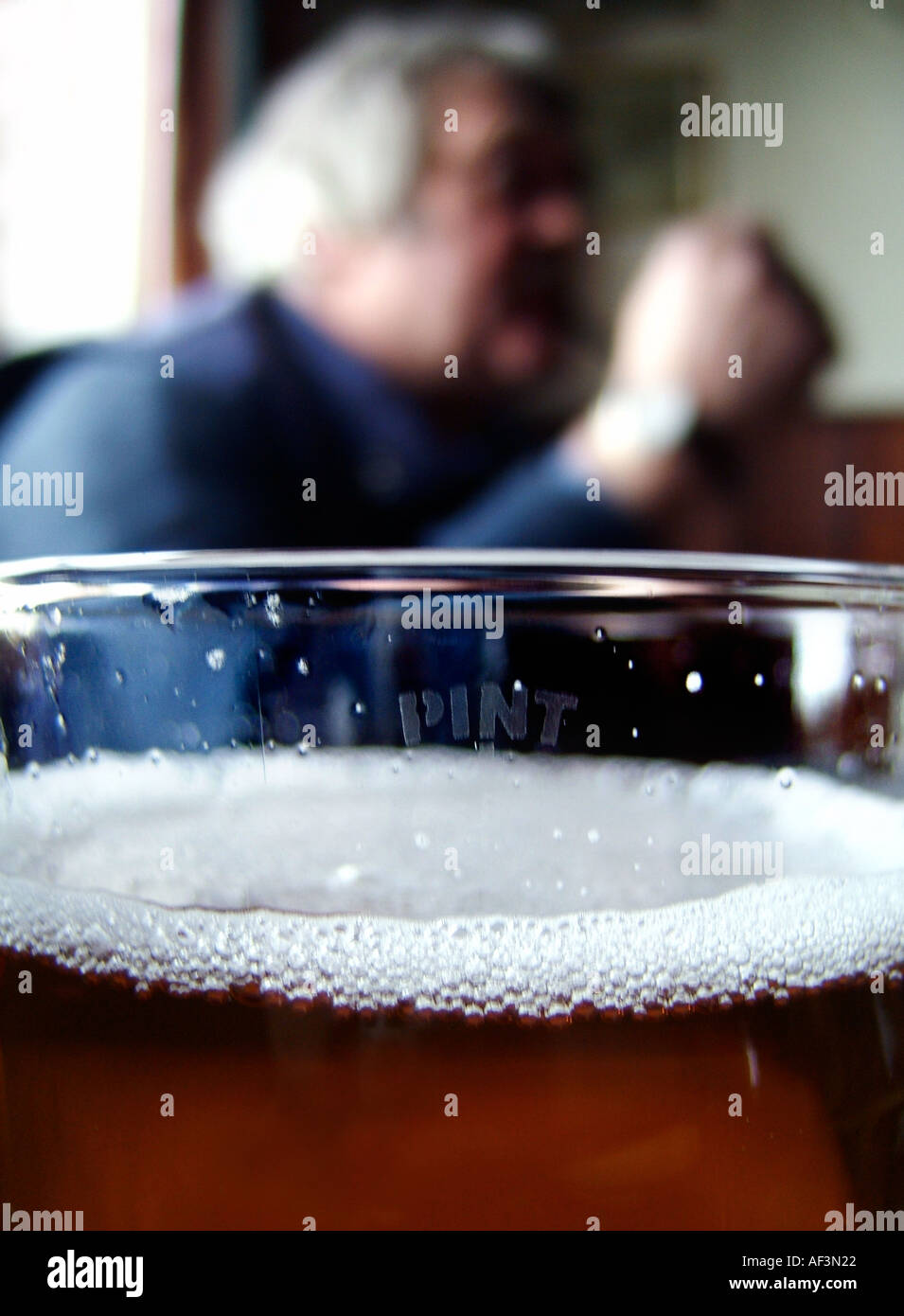 L'homme de boire dans un pub Banque D'Images