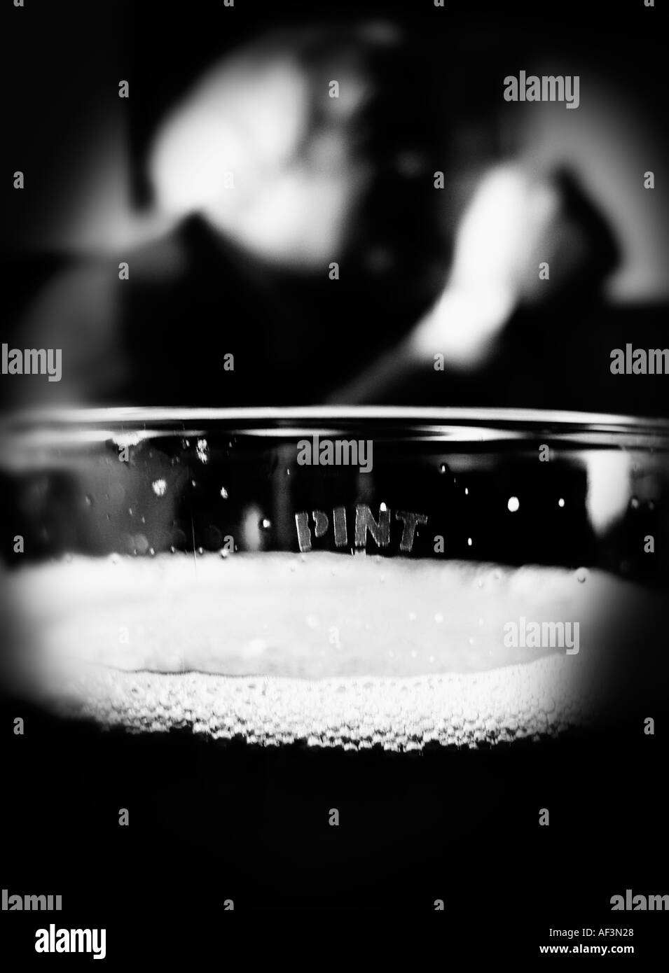 L'homme de boire dans un pub Banque D'Images