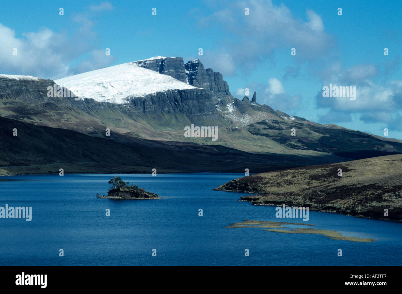 Scène hivernale écossaise, historique, lieu de sécurité - la vue de Storr Isle of Skye de l'autre côté du Loch Fada, Highlands, Royaume-Uni Banque D'Images