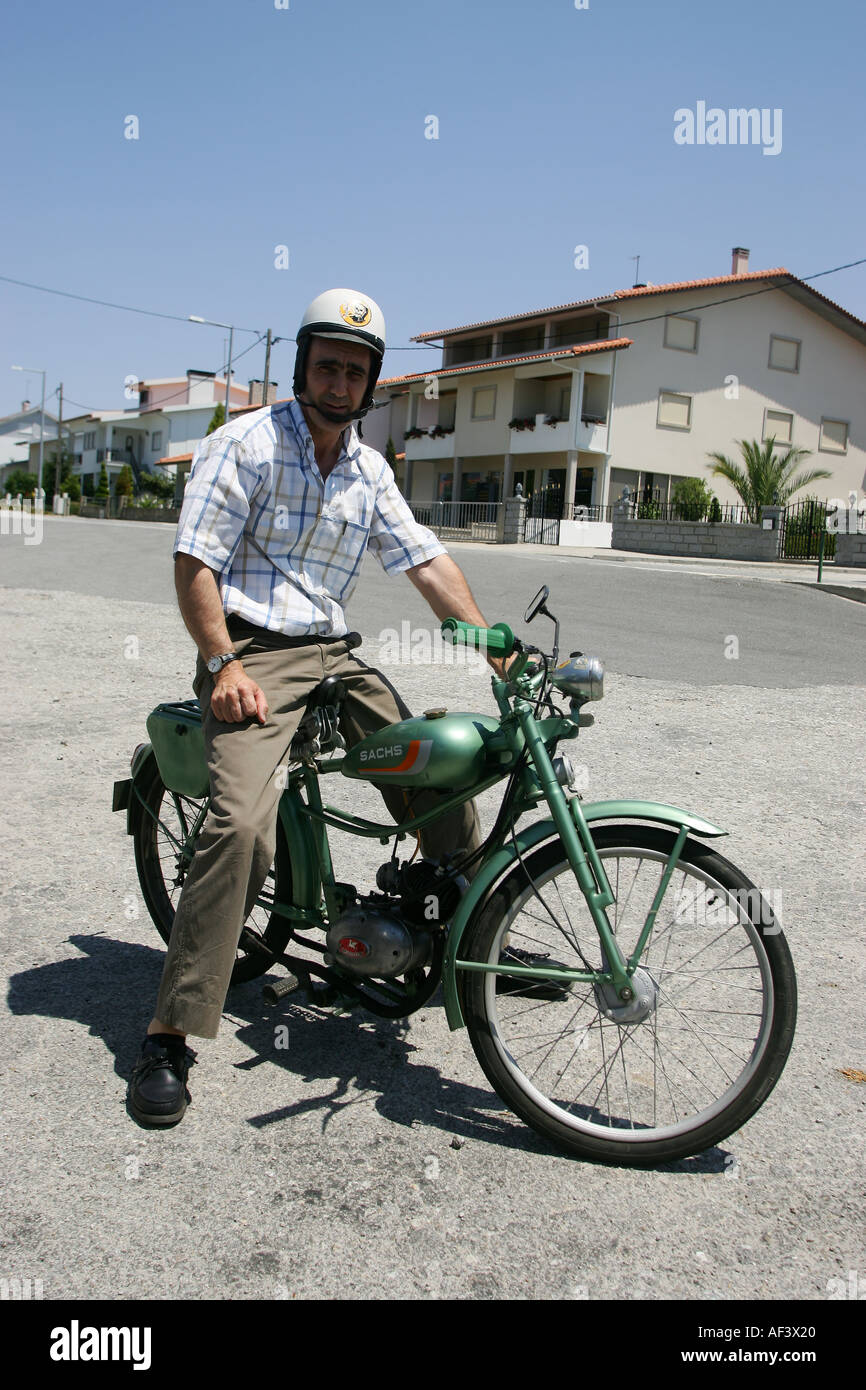 Un homme avec sa moto classique Banque D'Images