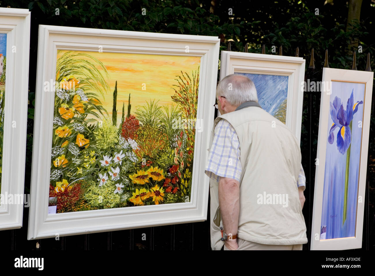 Un client potentiel examine art en vente sur Merrion Row Dublin Ireland Banque D'Images