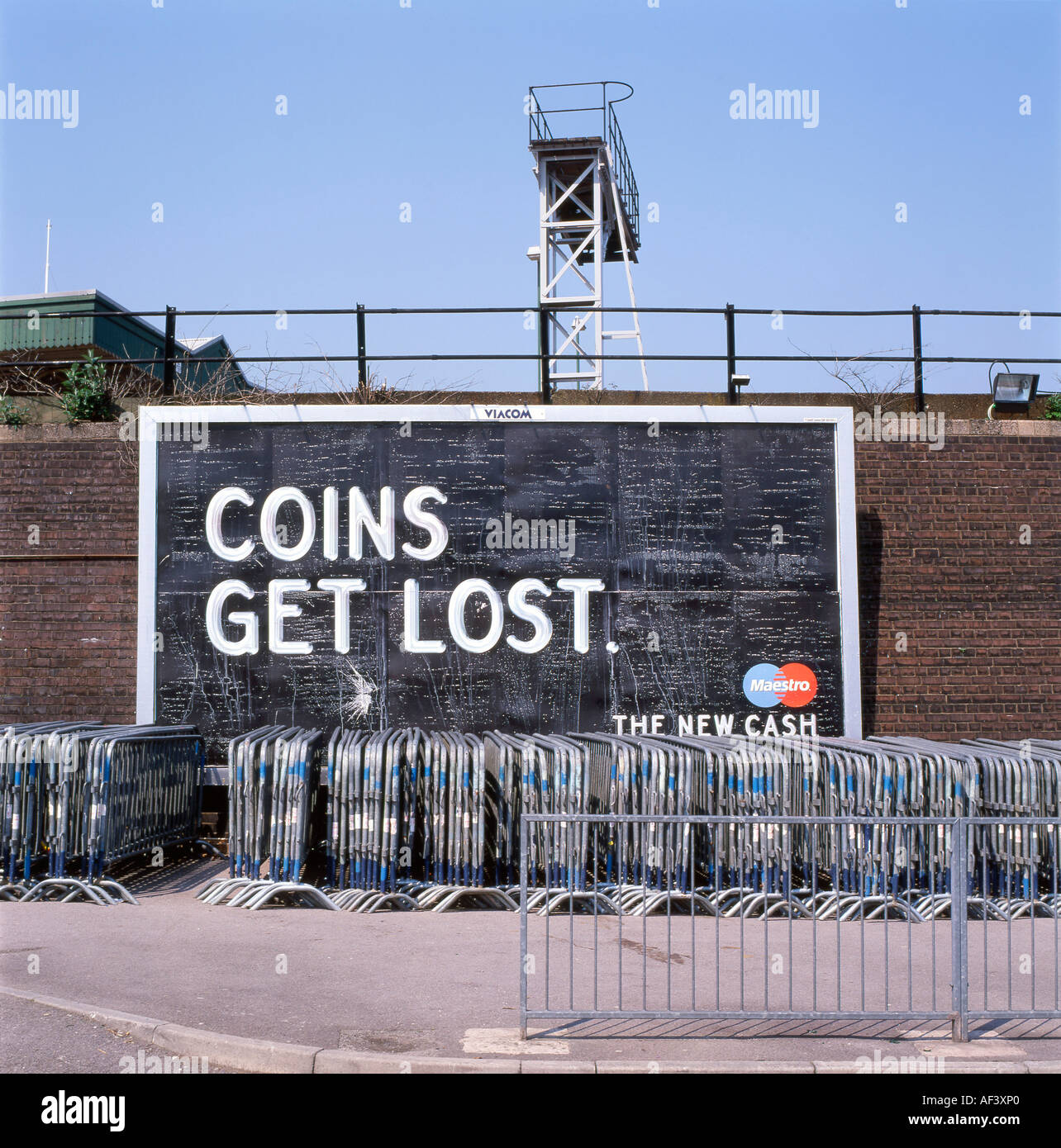 Carte de crédit publicité billboard 'perdus' fait la promotion de la nouvelle carte de crédit Maestro Trésorerie société sans argent liquide de coude dans Cardiff, Pays de Galles UK KATHY DEWITT Banque D'Images