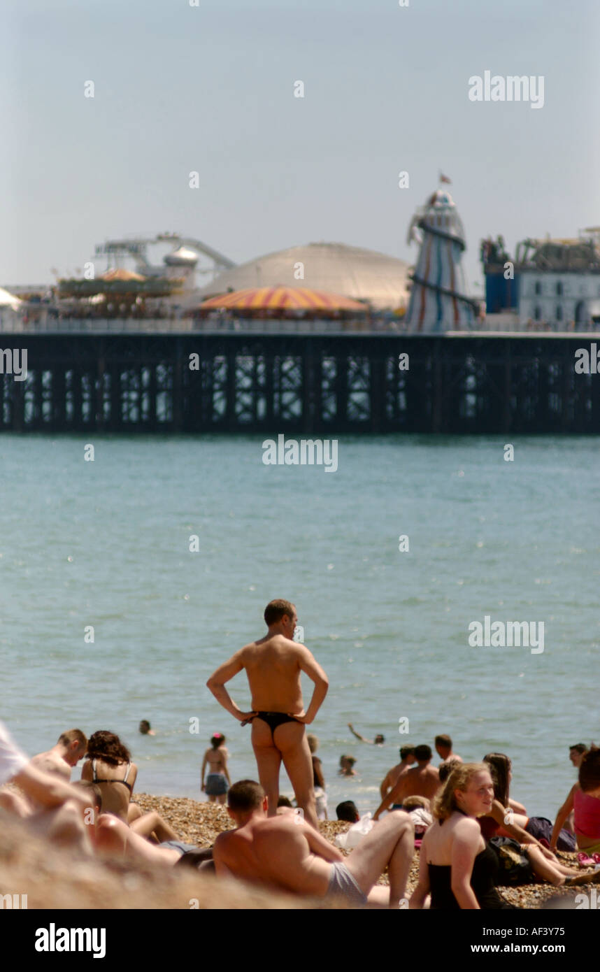 homme en string sur la plage