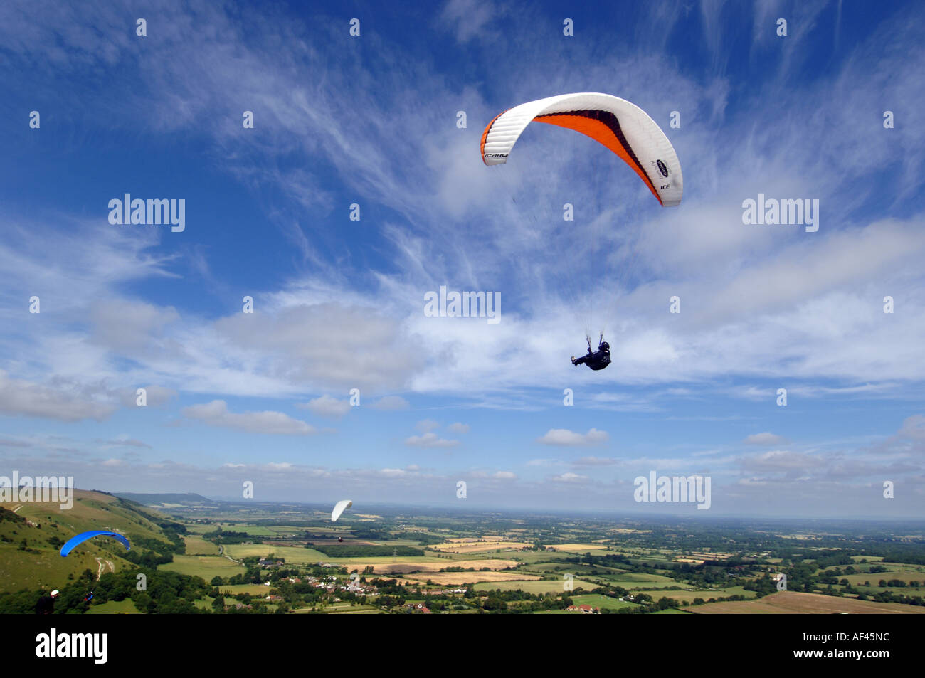 Un parapentiste monte dans les nuages au-dessus du Parc National des South Downs au National Trust Devils Dyke beauty spot au Sussex Banque D'Images