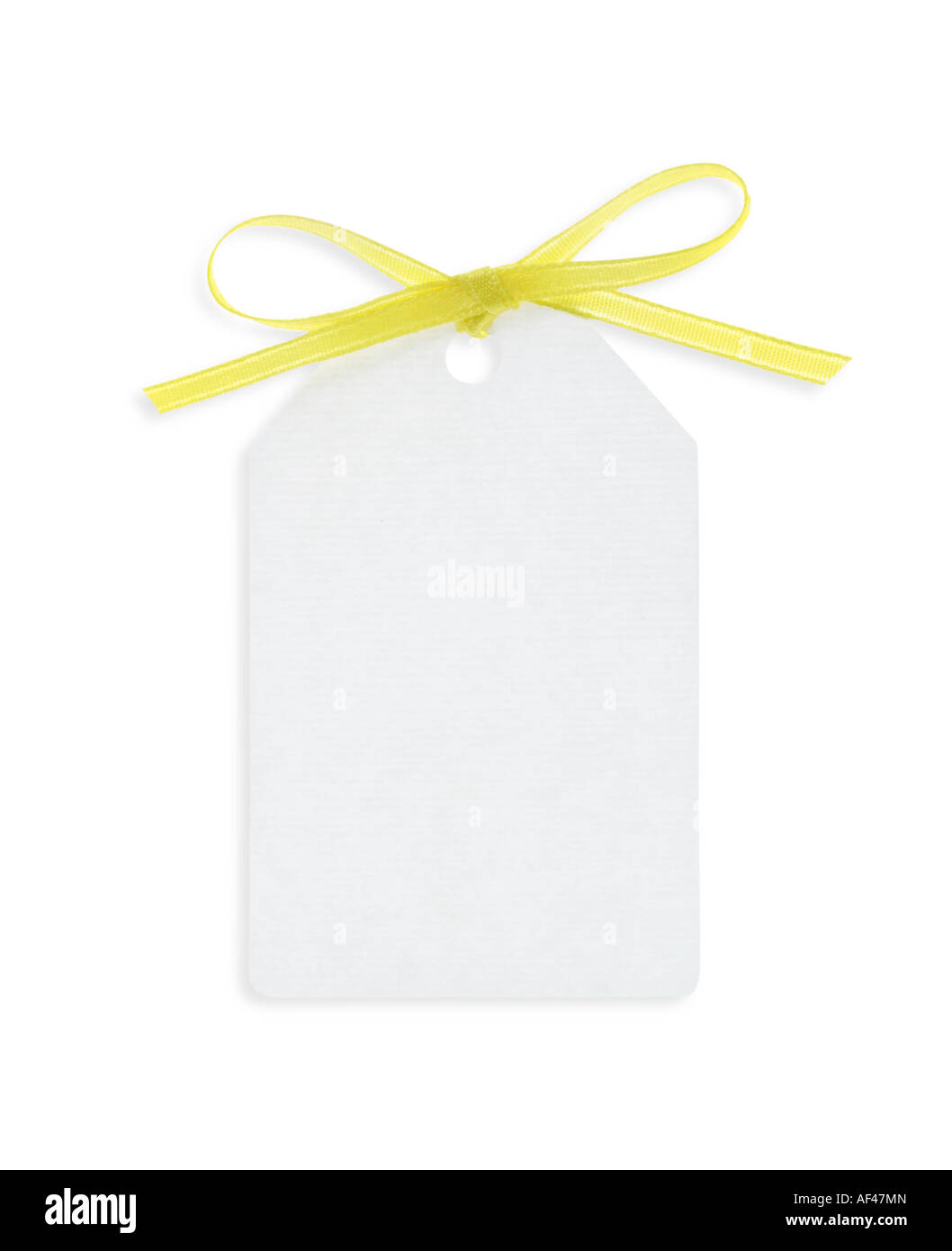 Une étiquette-cadeau blanc vide attaché avec du ruban jaune Banque D'Images