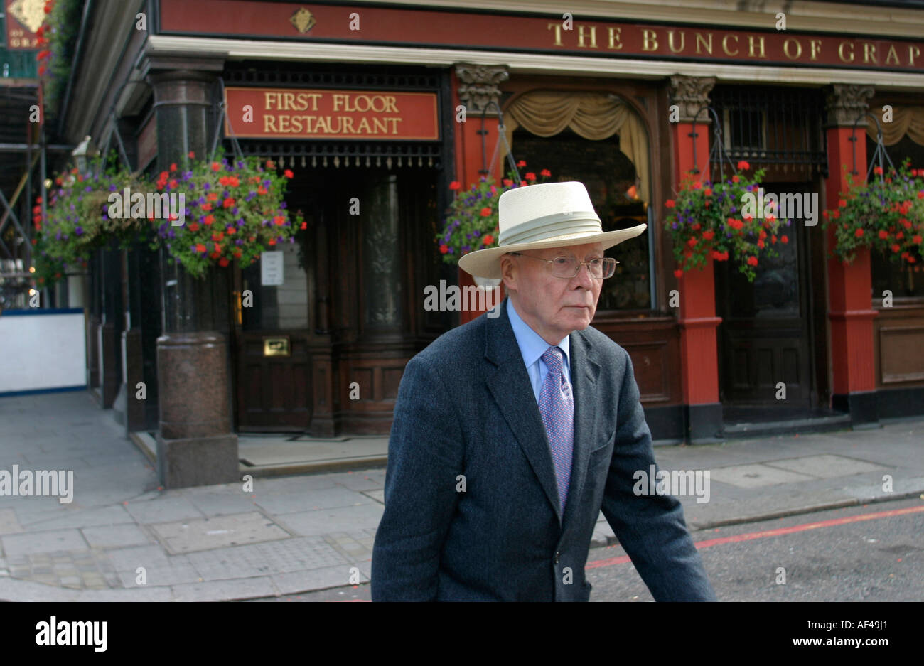 Un homme qui marche le long de Brompton Road Knightsbridge Londres Banque D'Images