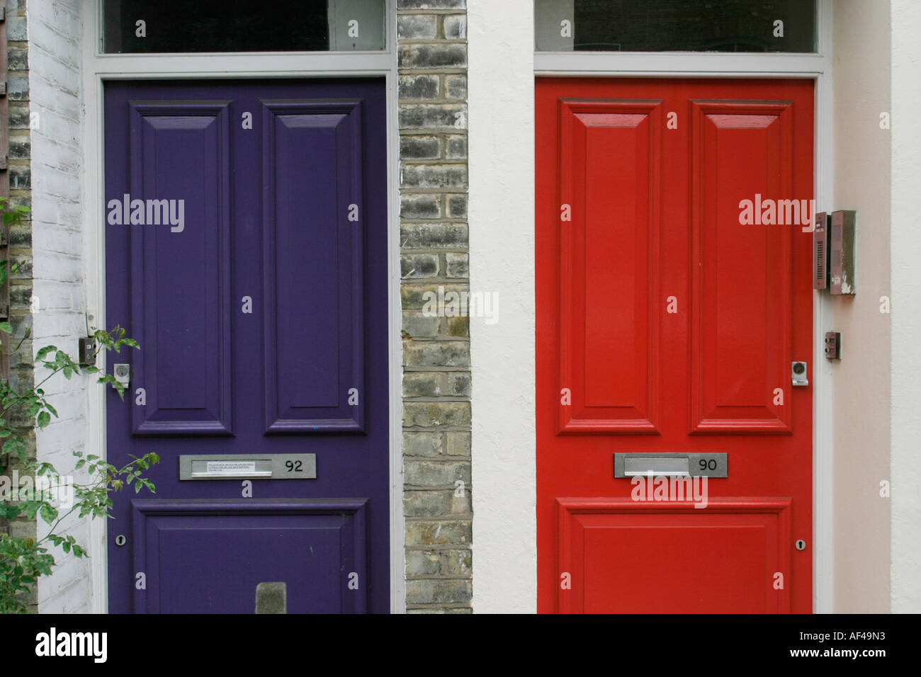 Deux portes, une bleue, une rouge. Parc de logements typiques de Londres Finsbury Park Banque D'Images
