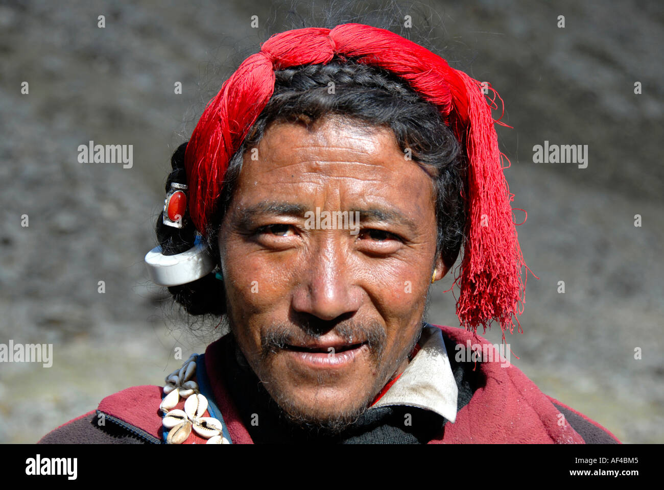 Portrait homme Tibétain avec cheveux tressés et red head decoration Tibet  Chine Photo Stock - Alamy