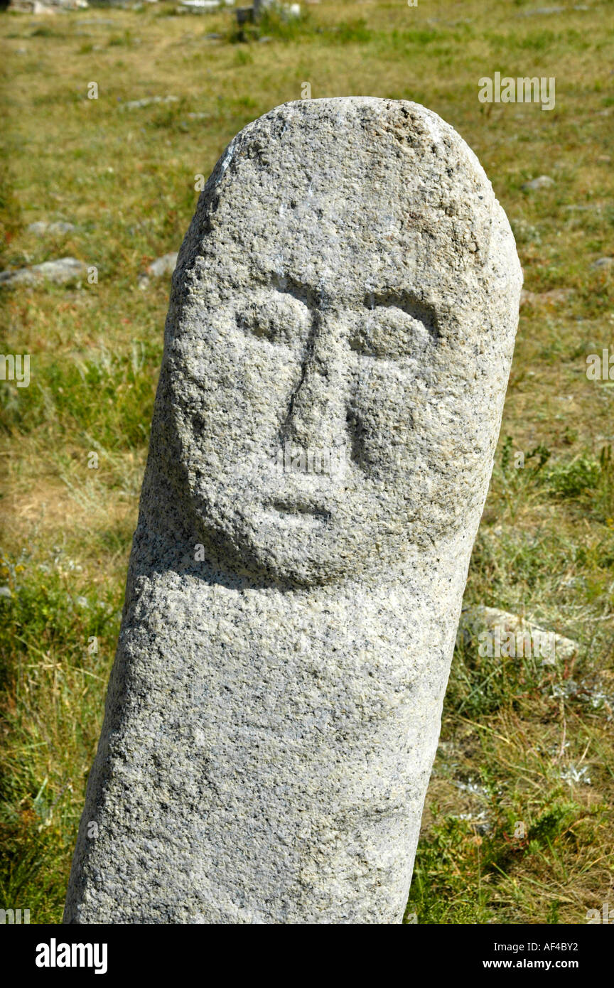 L'ancienne stèle de pierre avec un visage au monastère Manzshir bouddhiste en Mongolie Banque D'Images