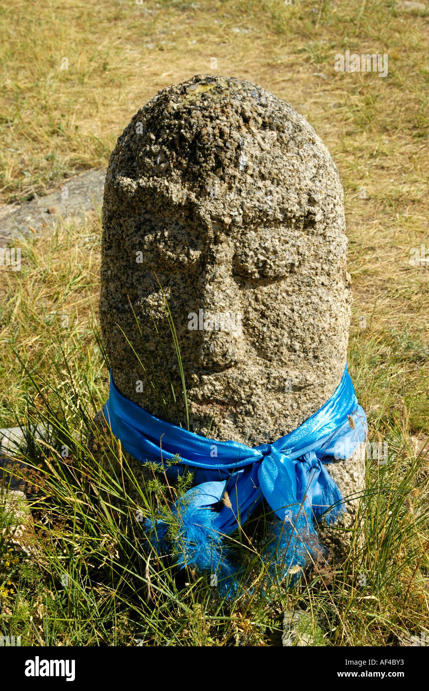 L'ancienne stèle de pierre avec un visage au monastère Manzshir bouddhiste en Mongolie Banque D'Images