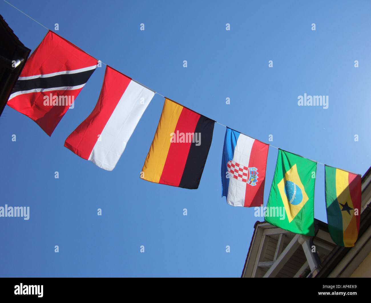 Une corde avec les drapeaux des pays Trinité-et-Tobago Pologne Allemagne Croatie Brésil Ghana apparaissent sur une screet Banque D'Images