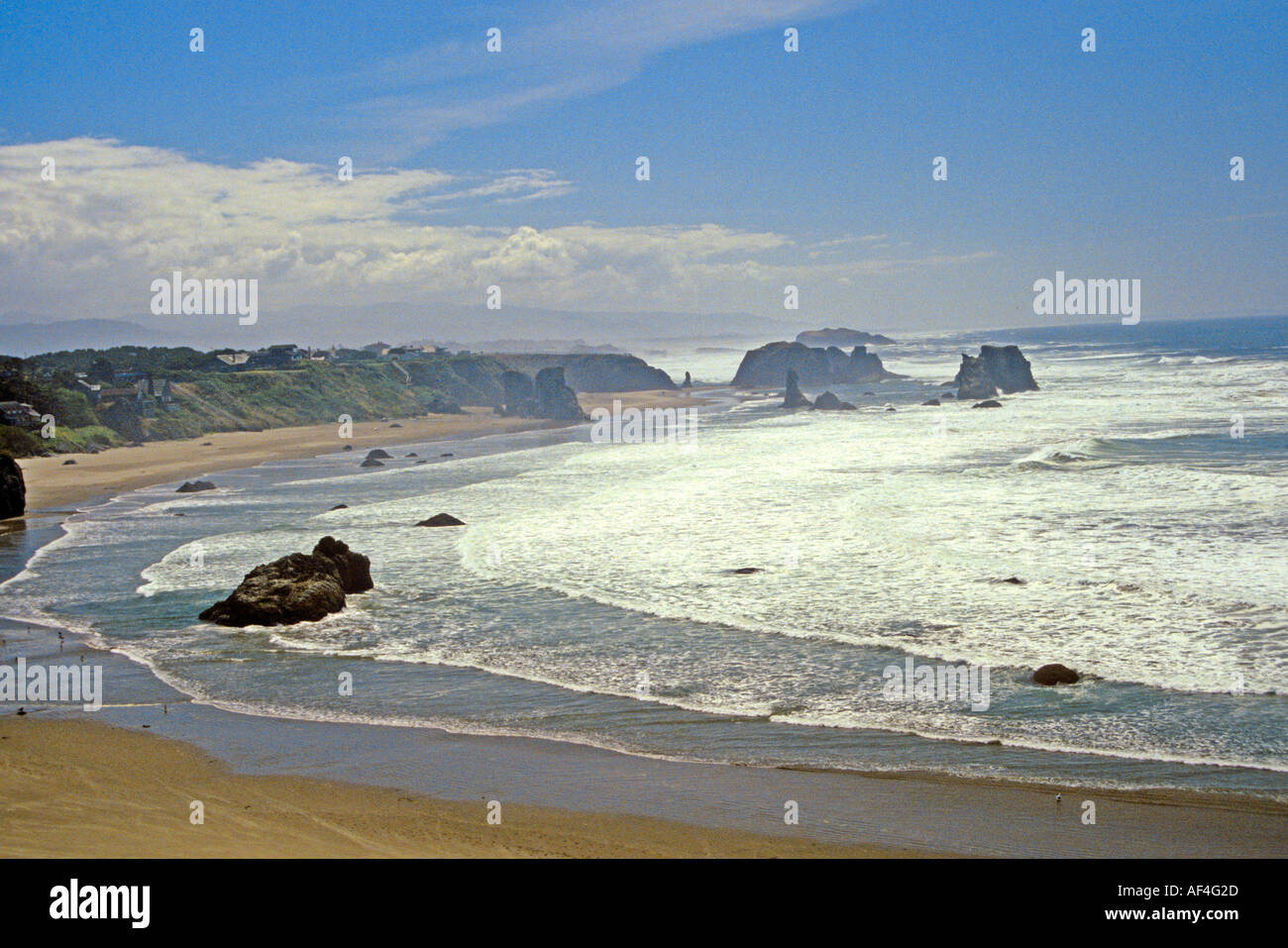 La plage et la mer au sud de la côte de l'Oregon piles Coos Bay, États-Unis Banque D'Images
