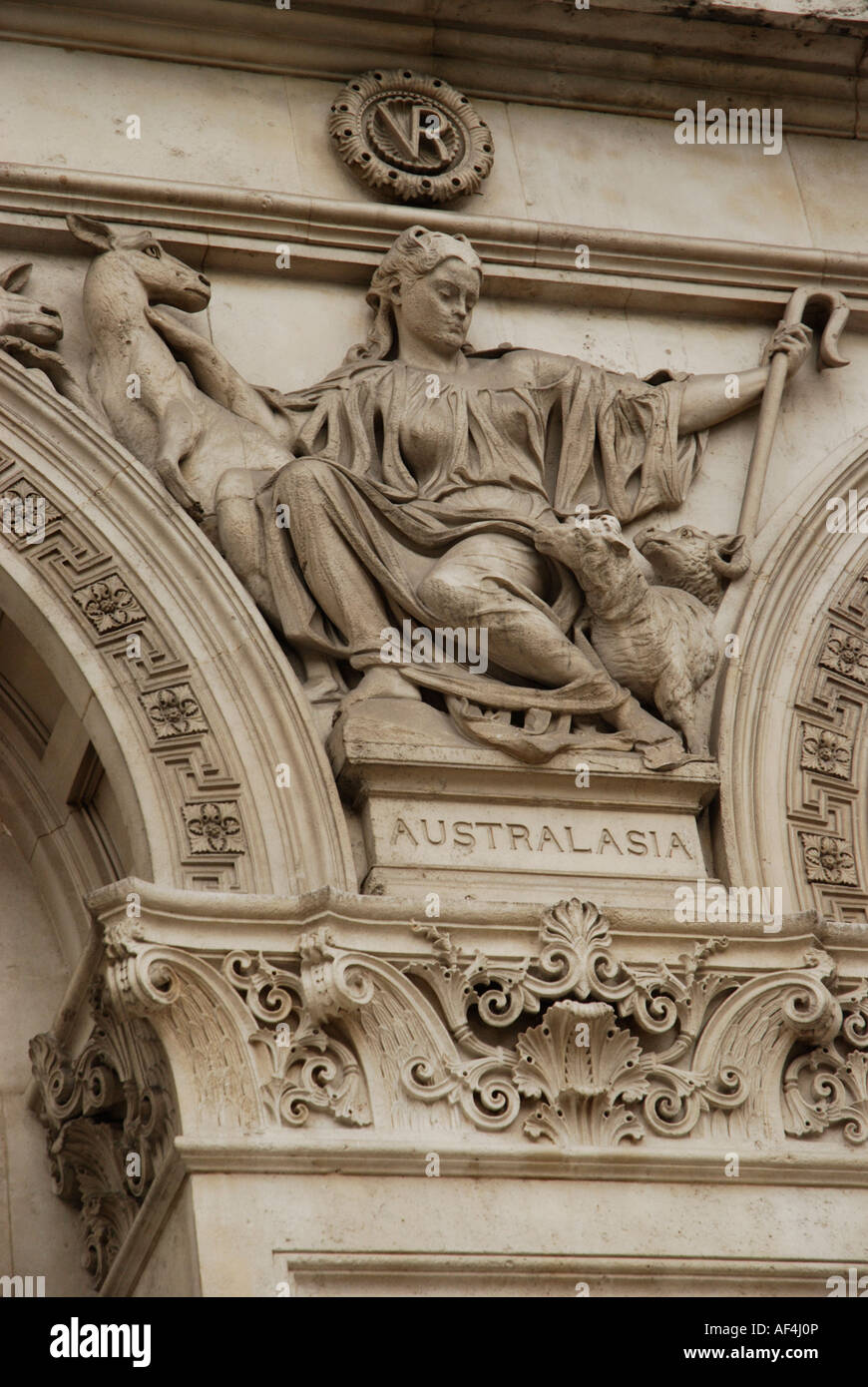 Soulagement de la bergère représentant d'Australasie sur mur de pierre des bureaux du gouvernement à Whitehall London England Banque D'Images