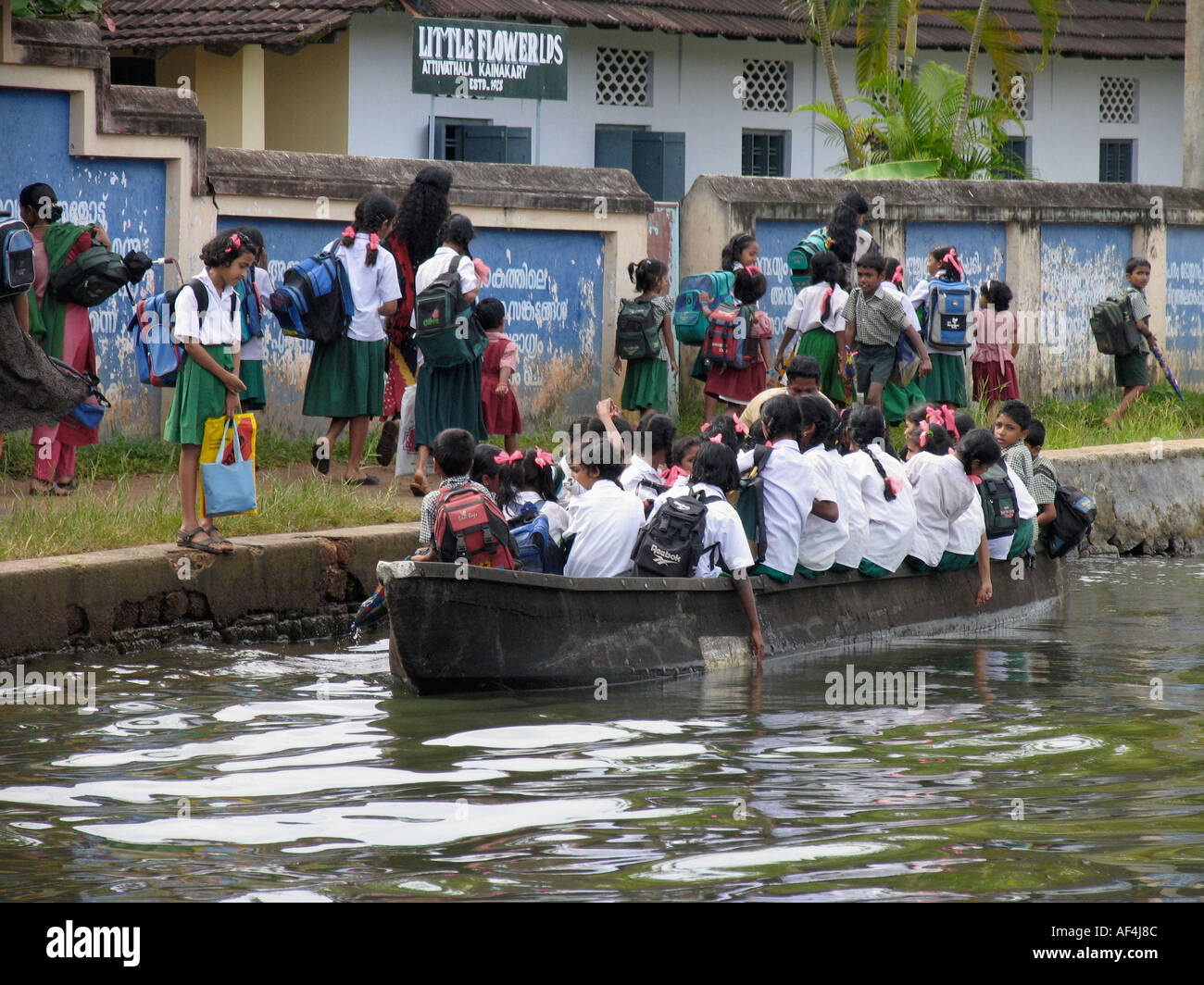 Les enfants de l'école du paysage dans les eaux de retour du Kerala. L'Inde Banque D'Images